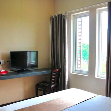 Crew Express Hotel Lubukpakam Экстерьер фото