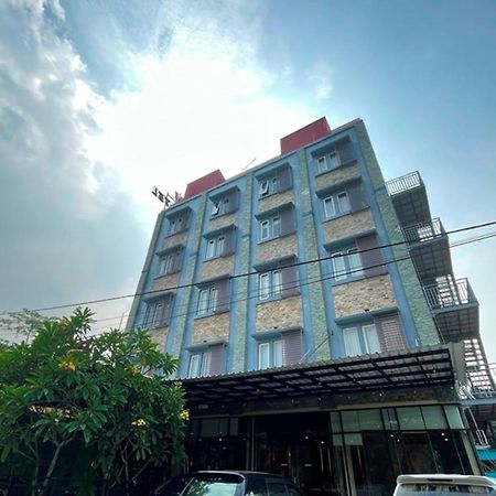 Crew Express Hotel Lubukpakam Экстерьер фото