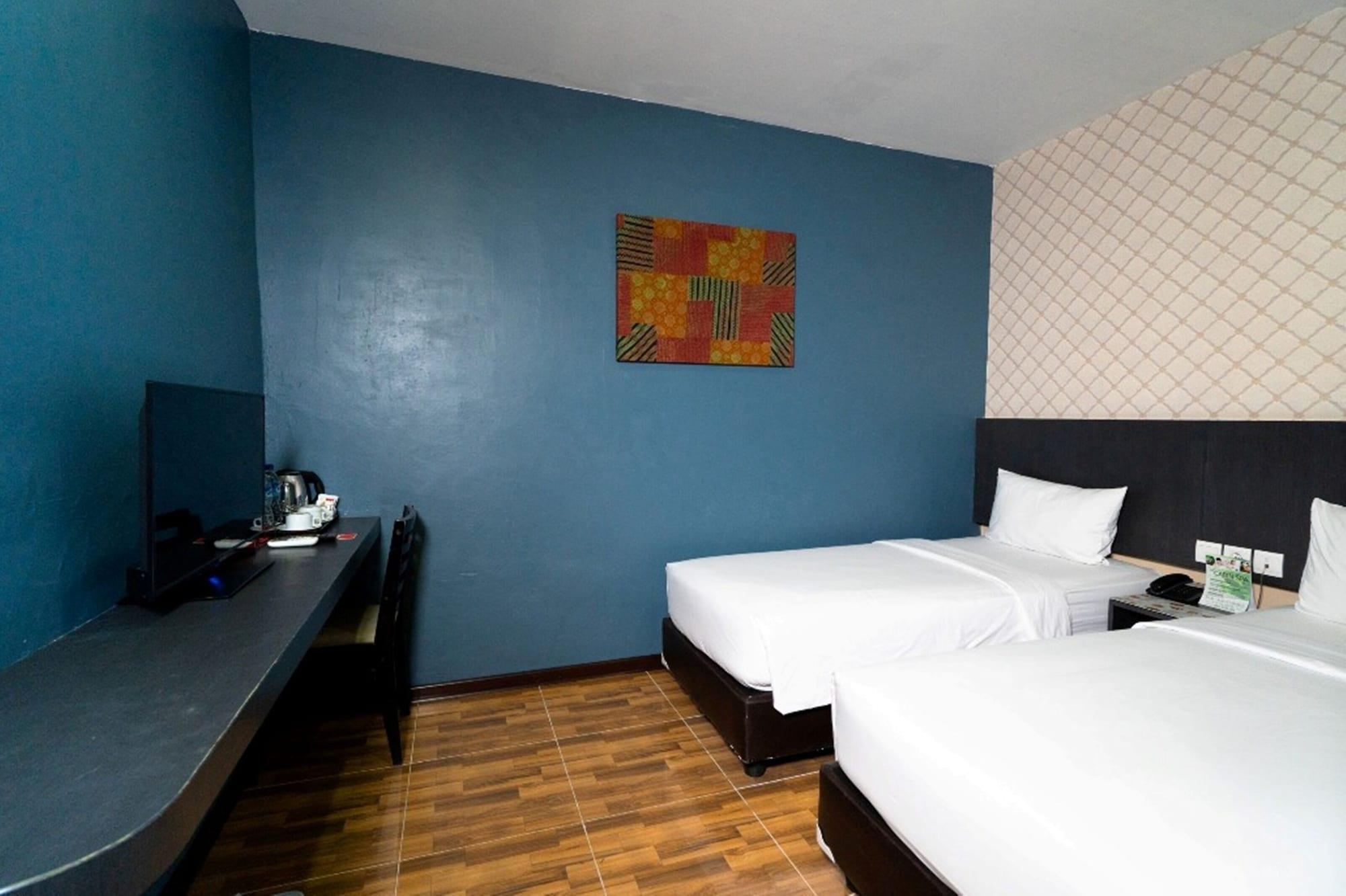 Crew Express Hotel Lubukpakam Экстерьер фото