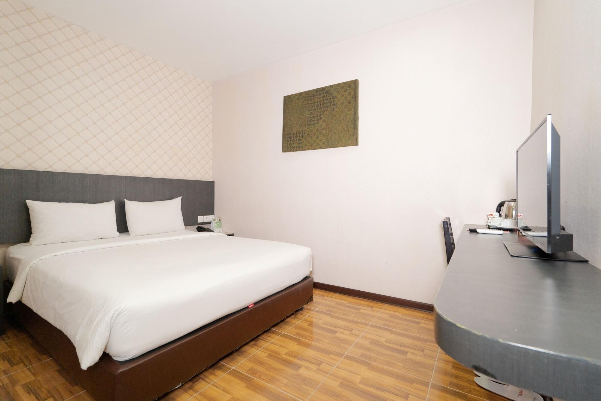 Crew Express Hotel Lubukpakam Экстерьер фото