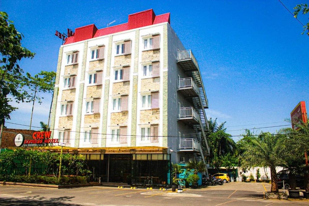 Crew Express Hotel Lubukpakam Экстерьер фото