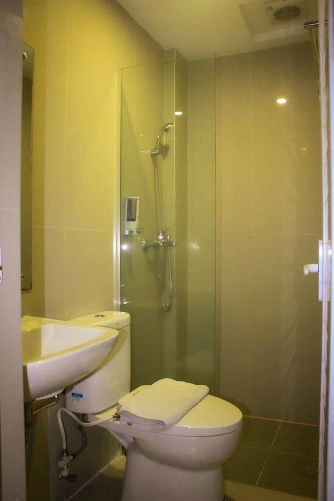 Crew Express Hotel Lubukpakam Экстерьер фото