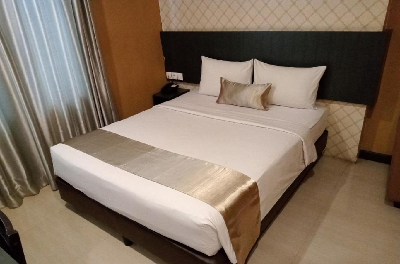 Crew Express Hotel Lubukpakam Экстерьер фото