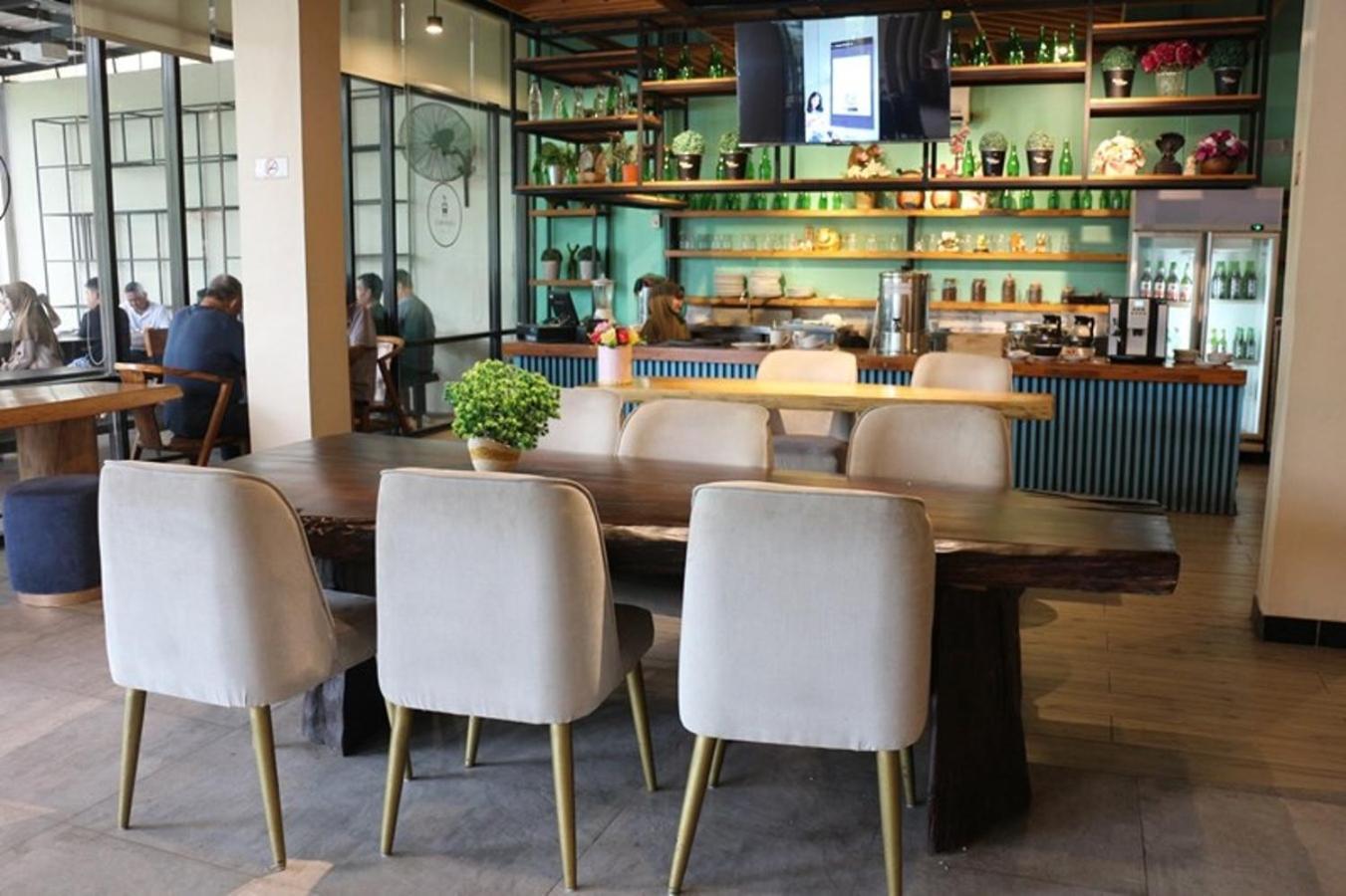 Crew Express Hotel Lubukpakam Экстерьер фото
