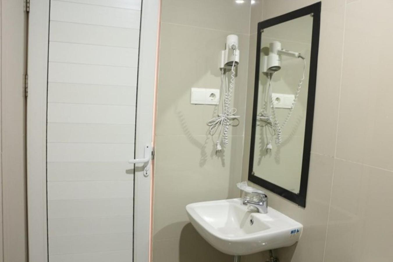 Crew Express Hotel Lubukpakam Экстерьер фото