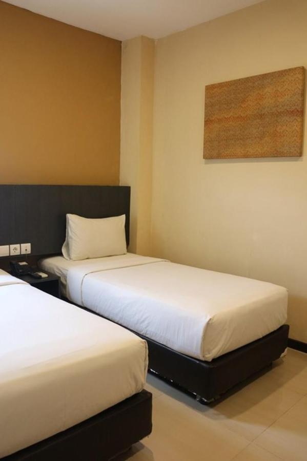 Crew Express Hotel Lubukpakam Экстерьер фото