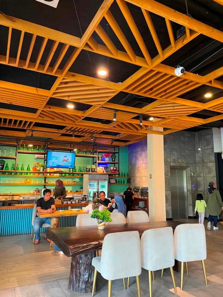 Crew Express Hotel Lubukpakam Экстерьер фото