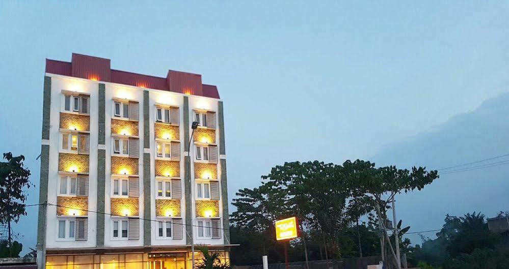 Crew Express Hotel Lubukpakam Экстерьер фото