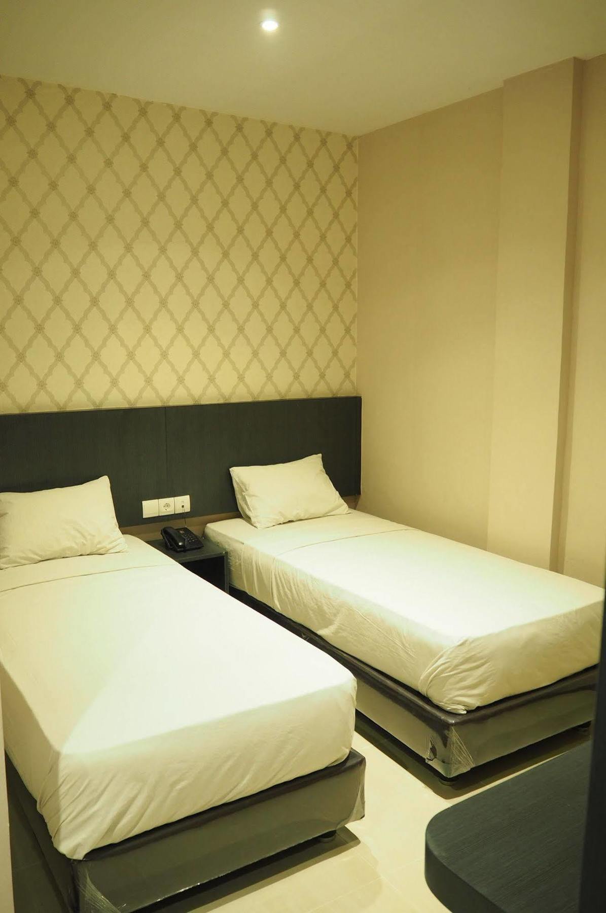 Crew Express Hotel Lubukpakam Экстерьер фото